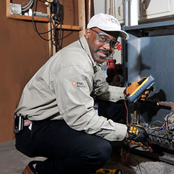 a PSE&G technician making a repair