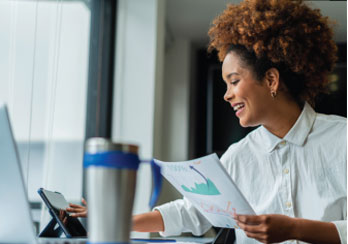 PSE&G customer is shown using our online, PSE&G Business Energy Assessment Tool, to find out which energy savings program may be right for her.